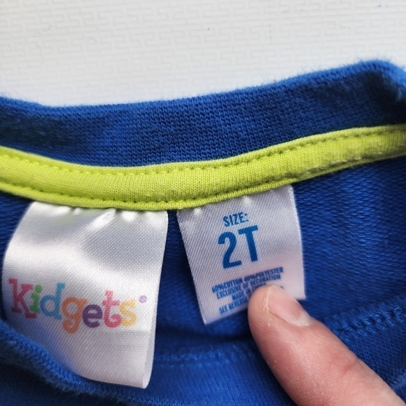 𝅺KIDGETS Little Monster sweatshirt size 2t - Picture 3 of 3